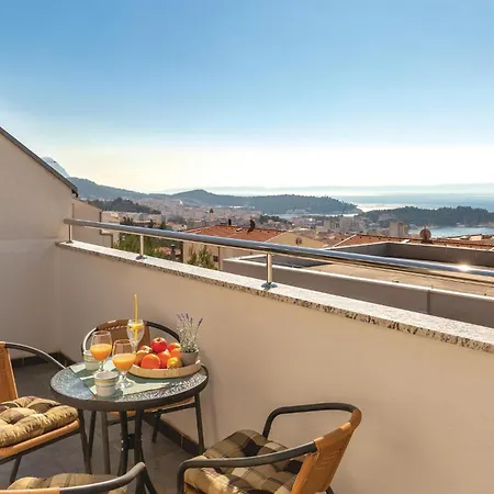 Beautiful In With Kitchen Apartment *